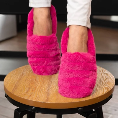 Isotoner Women's Shay Faux Fur Slip-on Slippers - Berry Pink 7 Isotoner Women's Shay Faux Fur Slip-on Slippers - Berry Pink - Image 5